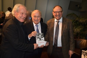 Feiern das soeben erschienene Buch «Unser schönster Sieg» von Sepp Renggli: Gastgeber FIFA–Boss Sepp Blatter mit Köbi Kuhn und Bernard Thurnheer.
